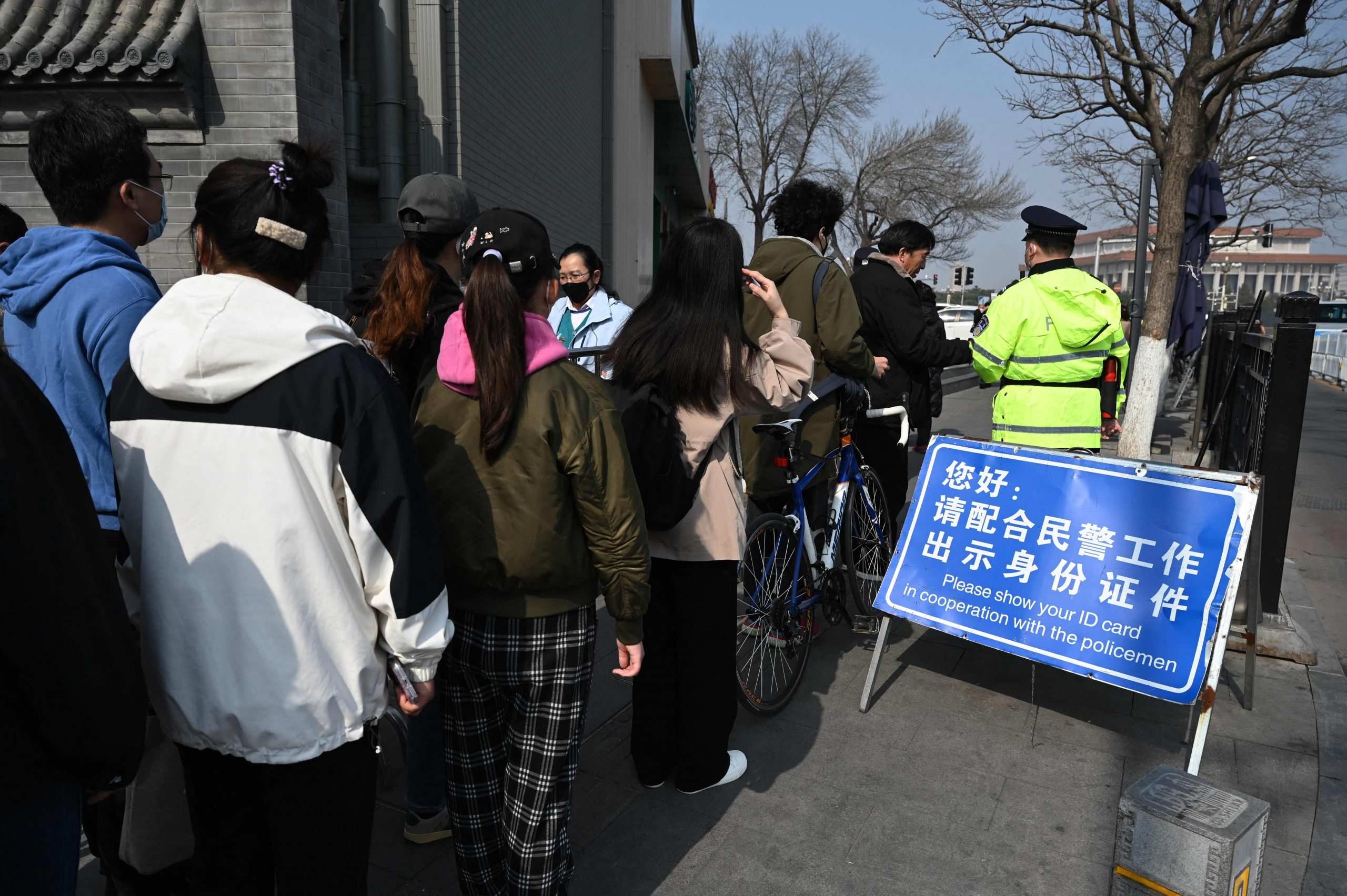 两会召开 天安门广场进入高度安保