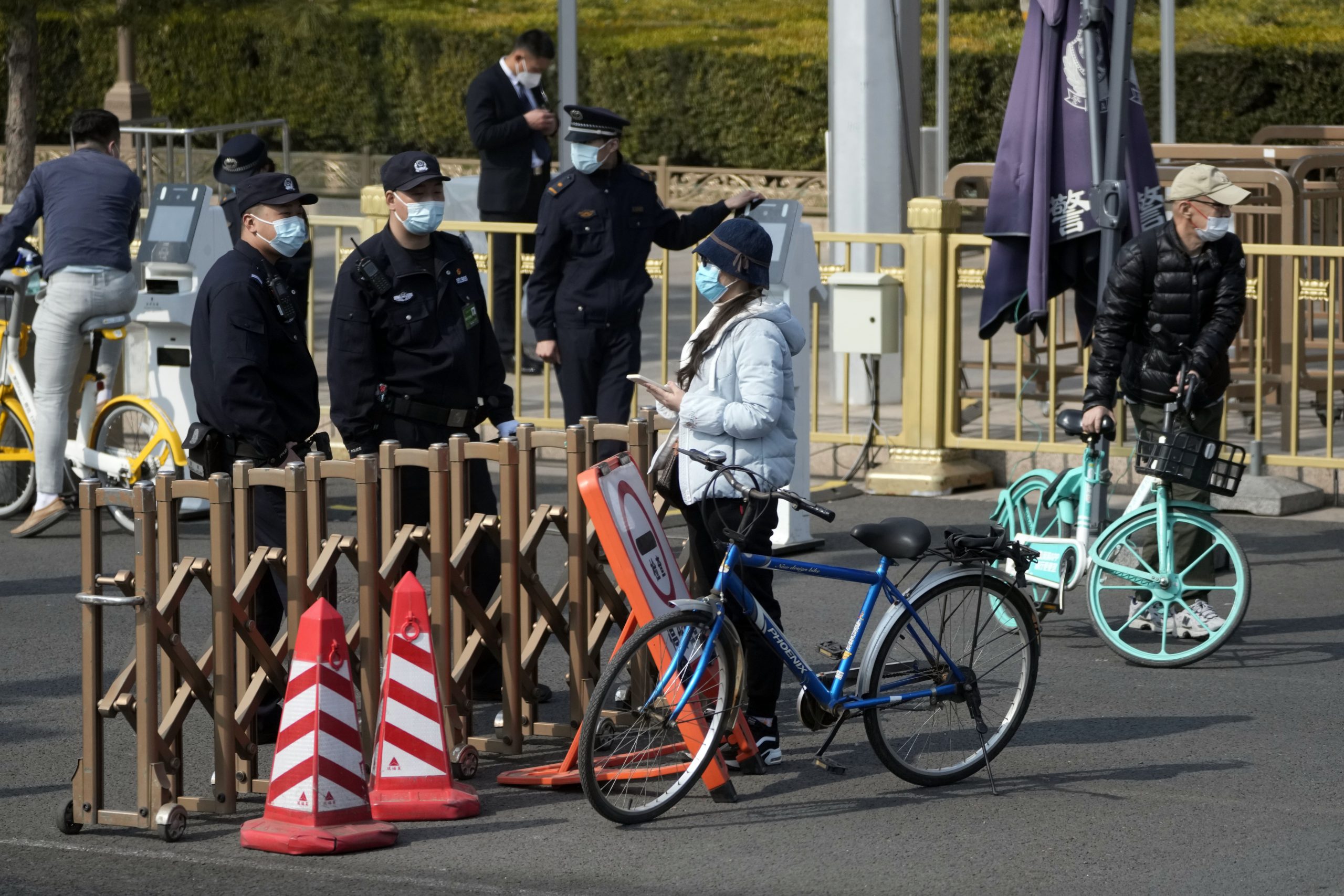 两会召开 天安门广场进入高度安保