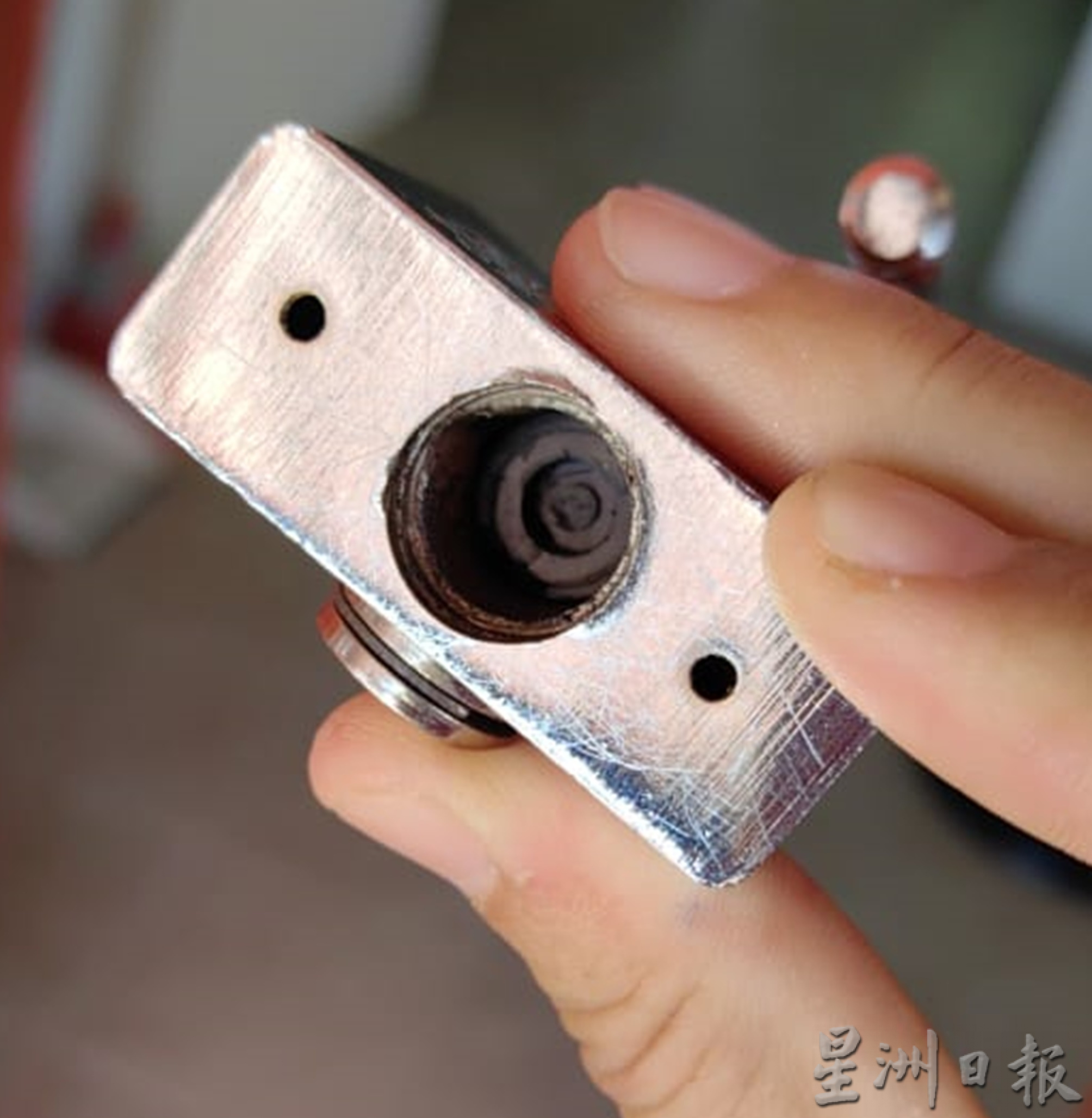 两窃贼潜入古庙造案 偷走百年龙龟旁硬币