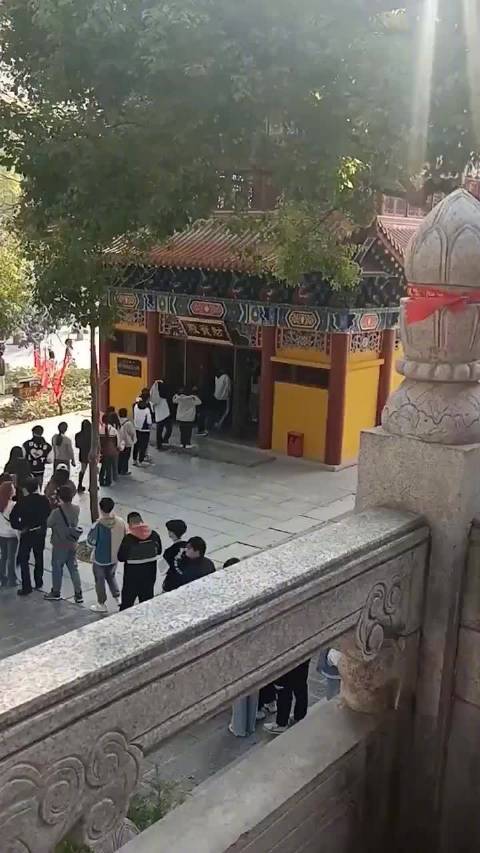 中国少子化更严重了!姻缘殿空荡荡 财神庙大排长龙