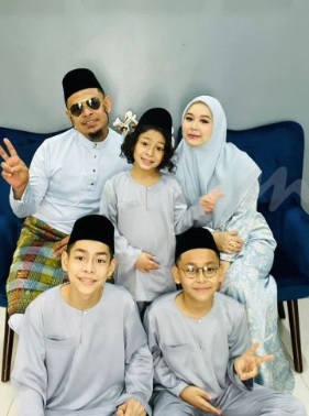 为了生女儿 父母给幼子蓄长发“招妹”