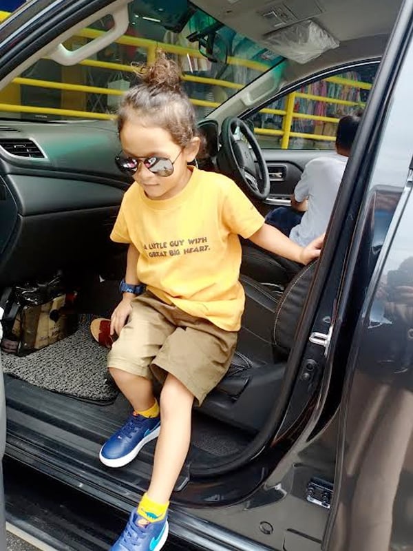 为了生女儿 父母给幼子蓄长发“招妹”