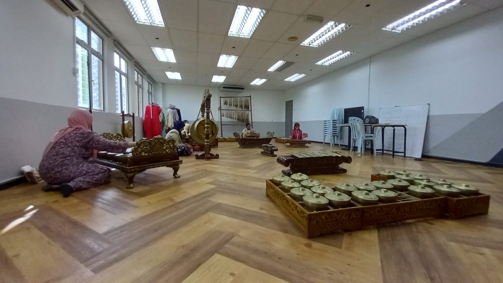 为员工学生办课程 甘美兰音韵 悠扬在英迪