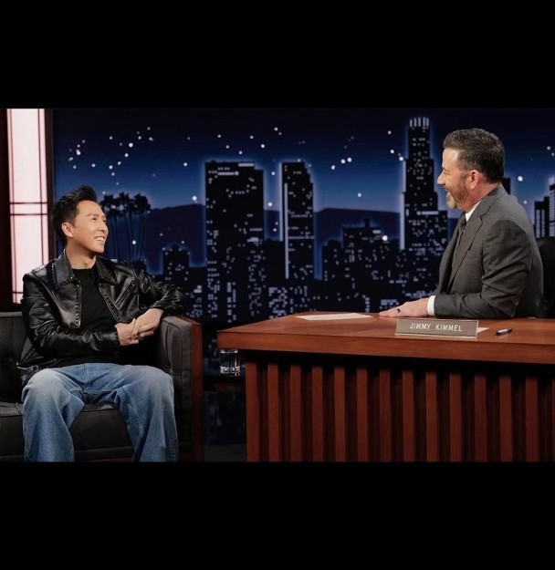 亮相美名嘴脱口秀 甄子丹笑指成龙老