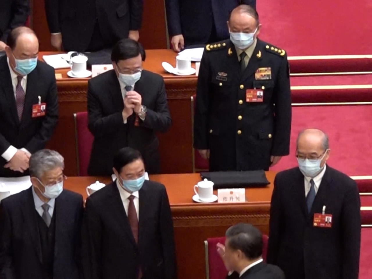 人大开幕会结束 习近平离场向李家超打招呼 李作揖回应