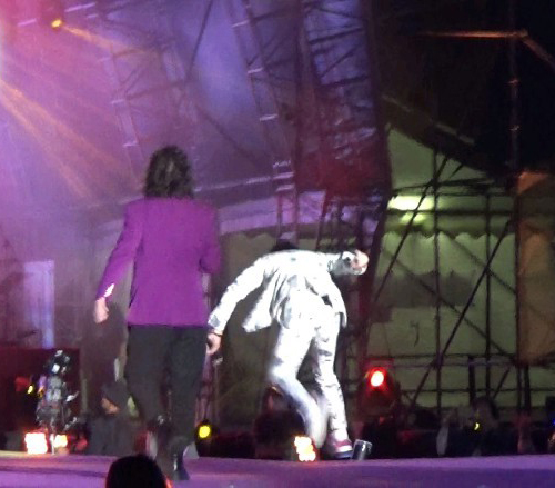 任嘉宾兴奋唱又跳 70岁锺镇涛失衡仆跪地