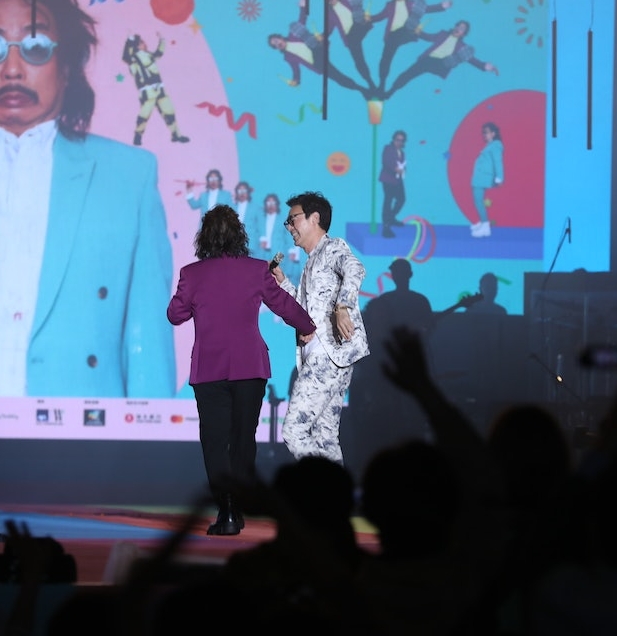 任嘉宾兴奋唱又跳 70岁锺镇涛失衡仆跪地