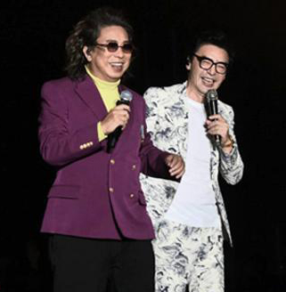 任嘉宾兴奋唱又跳 70岁锺镇涛失衡仆跪地