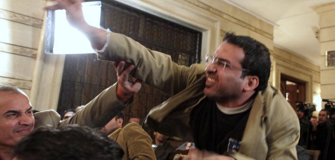 伊拉克记者15年前朝小布什丢鞋 至今怒气未消