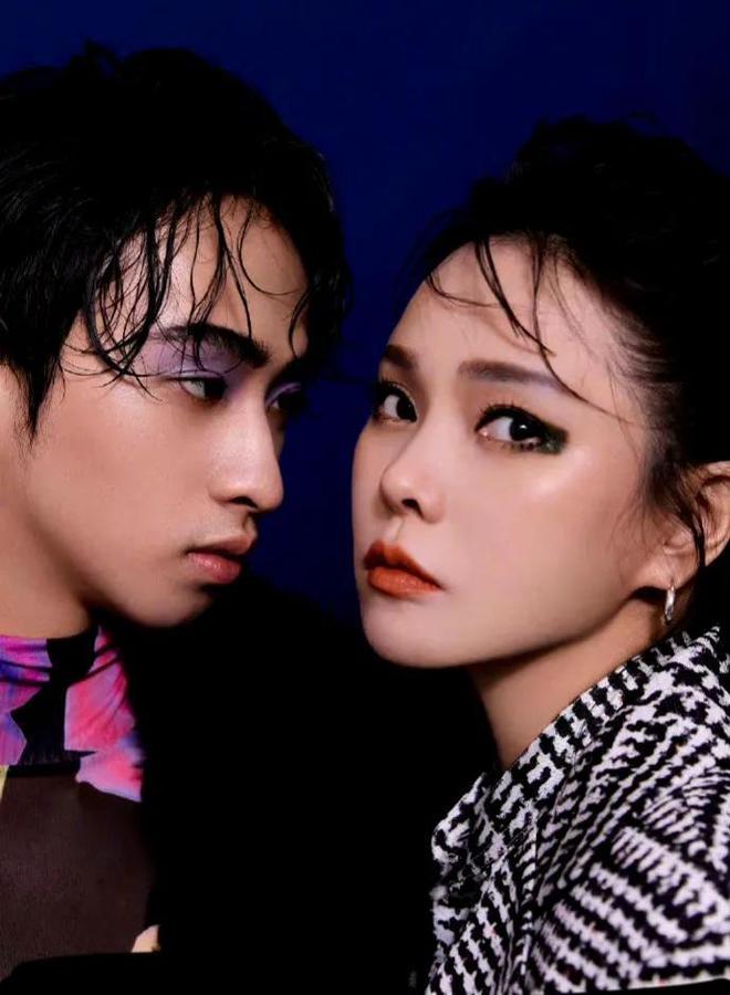 伊能静儿仙气长裙庆21岁 小哈利男扮女装遭围攻