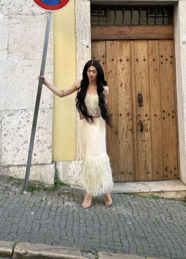 伊能静儿仙气长裙庆21岁 小哈利男扮女装遭围攻