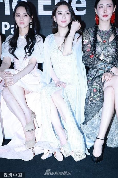 伊能静方媛相差20岁同框看秀   现场照曝光网直呼：没有输哦