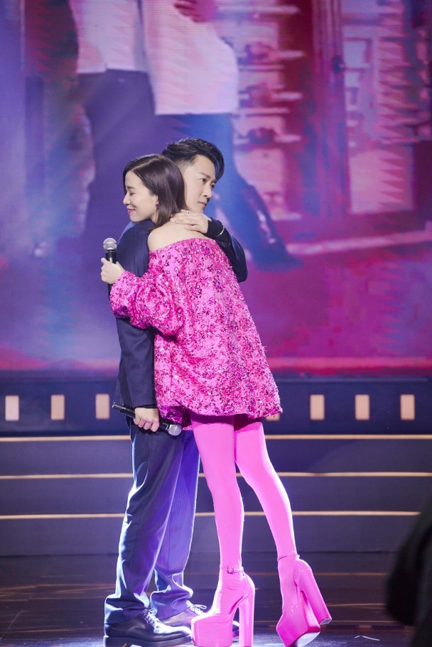 伙佘诗曼破天荒合唱《越难越爱》　林峰约定再演情侣