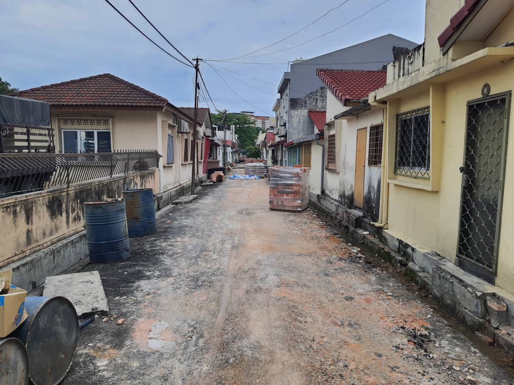 余保凭:改善后巷逢雨淹 加深清理沟渠增地下深沟