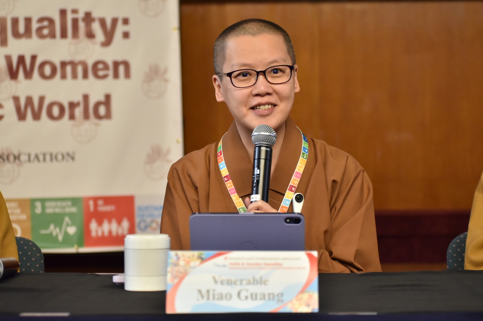 佛光山比丘尼展现光和热