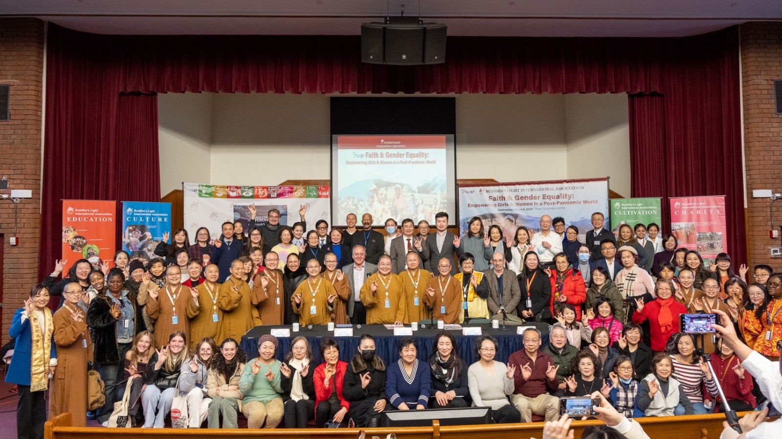 佛光山比丘尼展现光和热