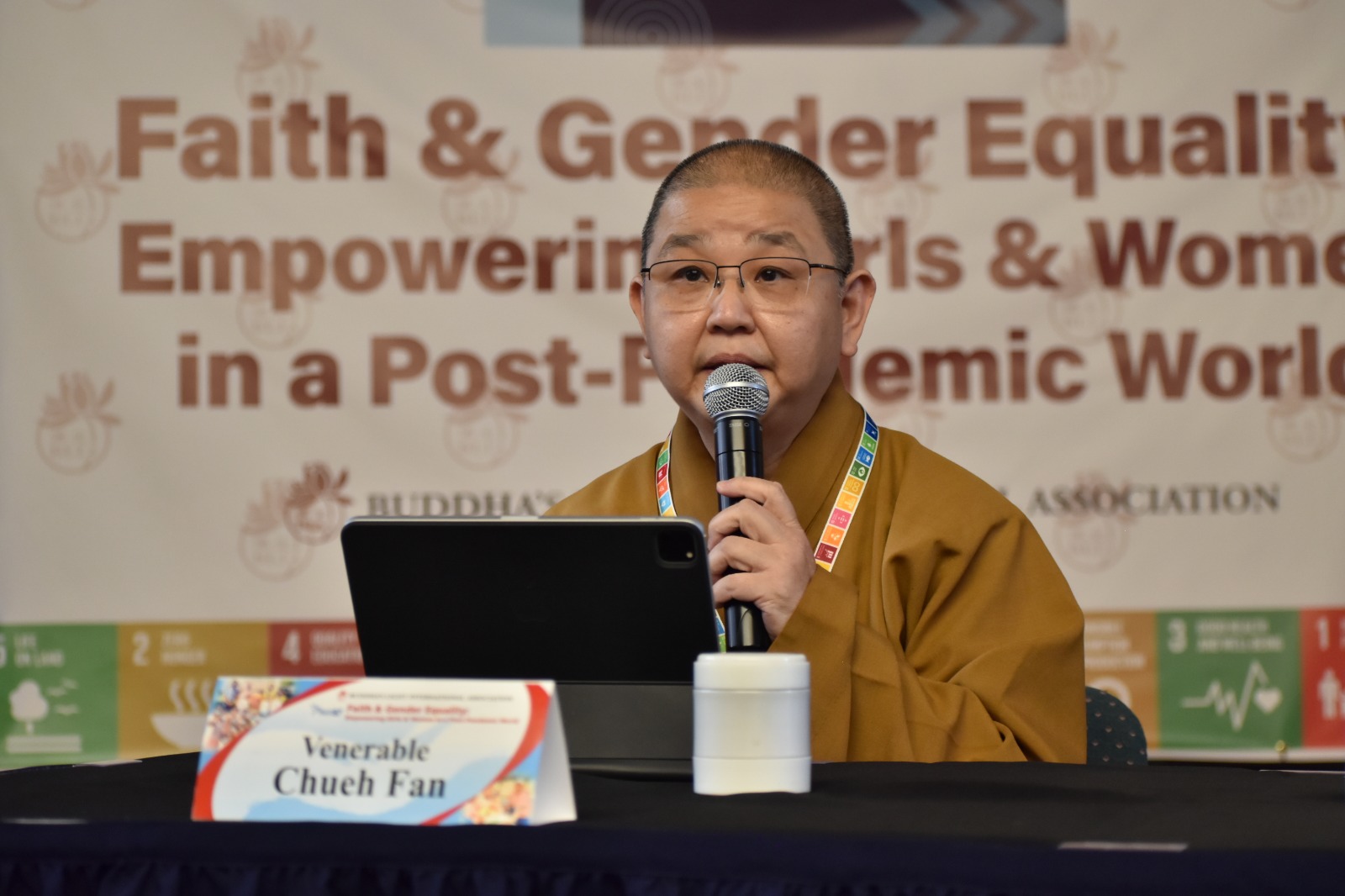 佛光山比丘尼展现光和热