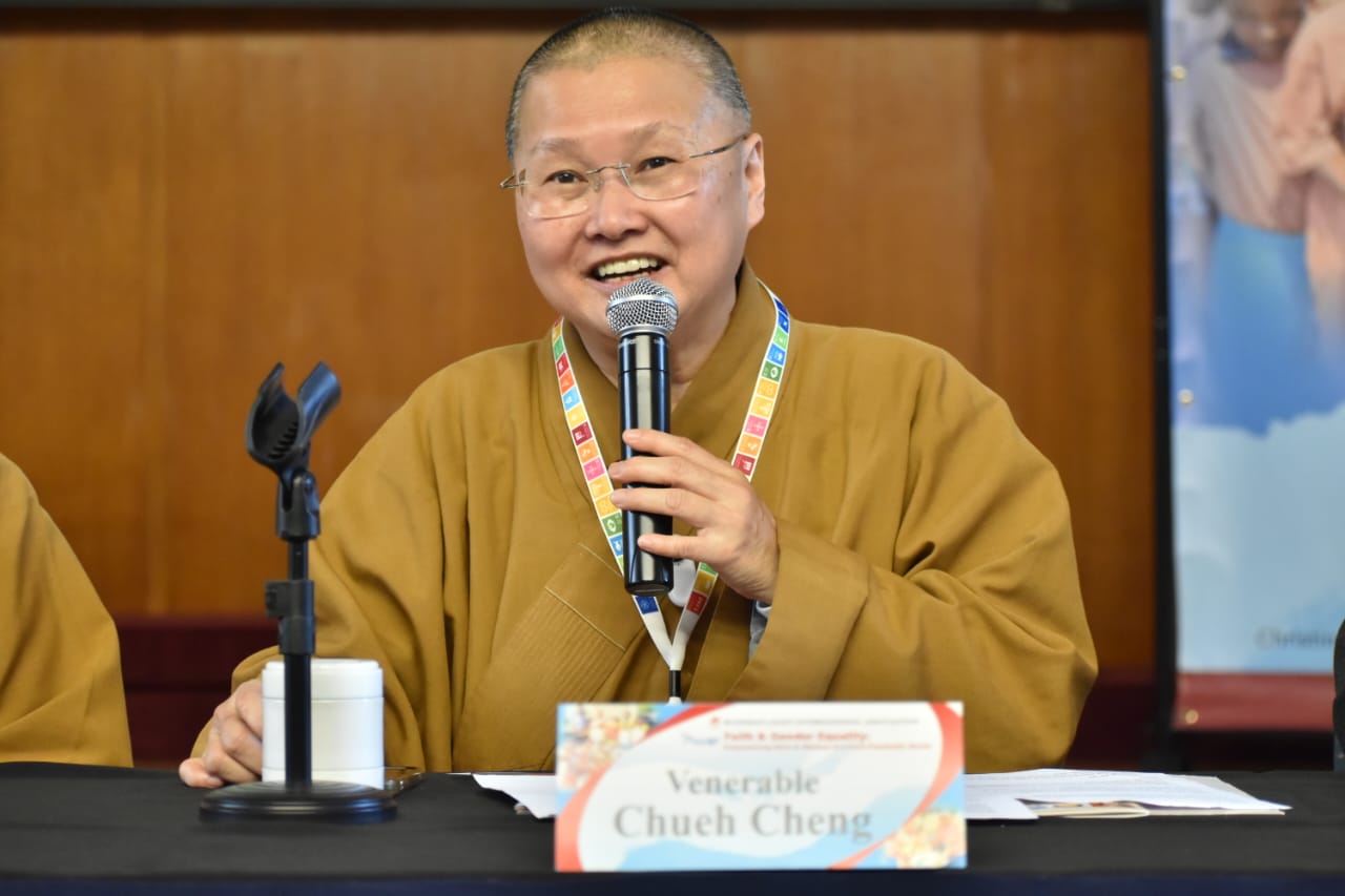 佛光山比丘尼展现光和热