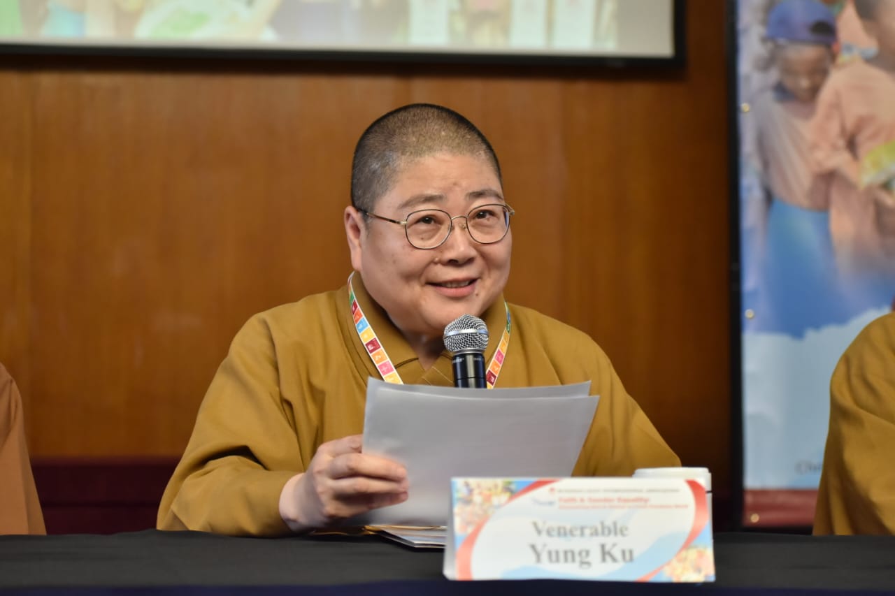 佛光山比丘尼展现光和热