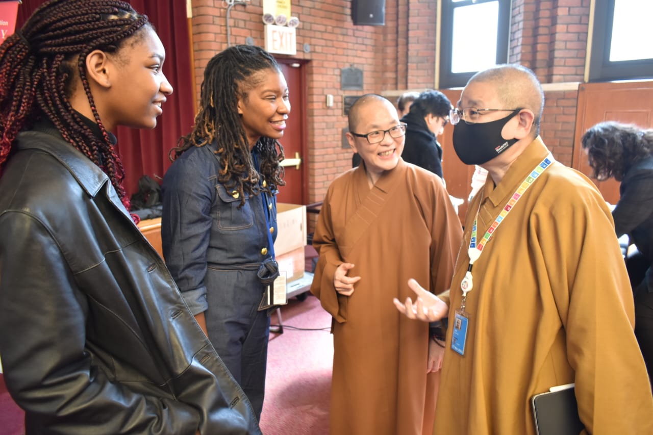 佛光山比丘尼展现光和热