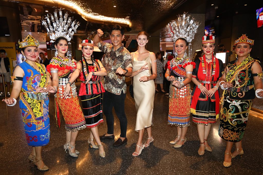 佳娜大爱油条沾肉骨茶 祖雄回马过年吃胖晒黑