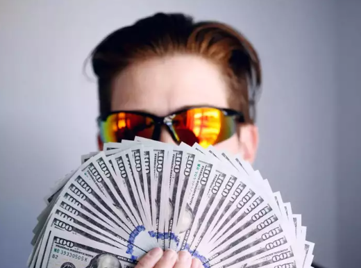 俄乌战争及高通膨 全球超级富豪去年失10%财富