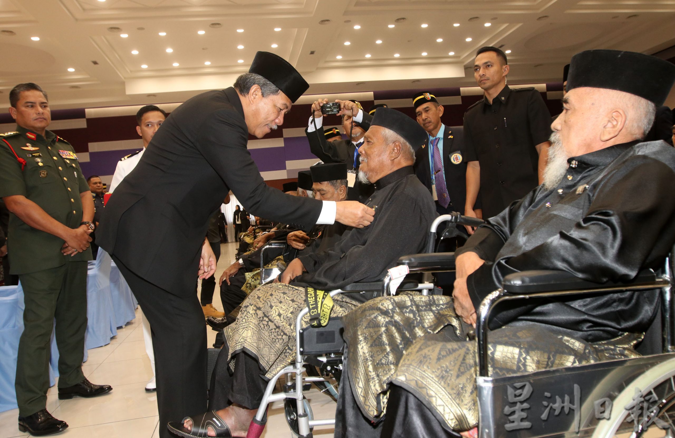 4万5000人退伍军人仍等待获颁马来西亚服务勋章，末哈山下放权力给军区总司令代颁