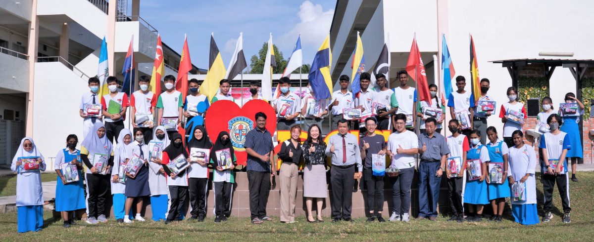 校友兄弟赞助学习用具 用行动回馈感恩母校