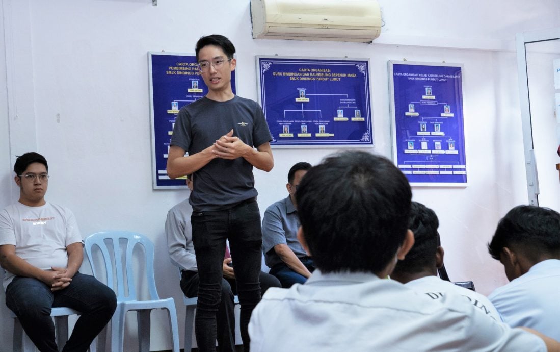 校友兄弟赞助学习用具 用行动回馈感恩母校