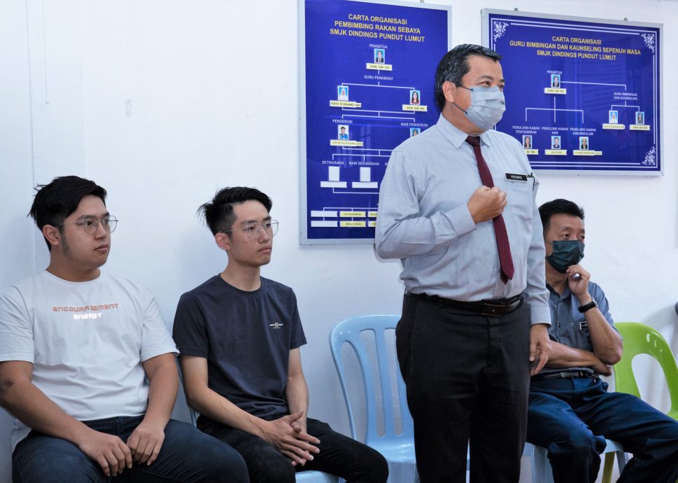 校友兄弟赞助学习用具 用行动回馈感恩母校