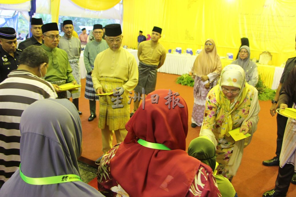 元首与元首后在劳勿逾千民众一起开斋