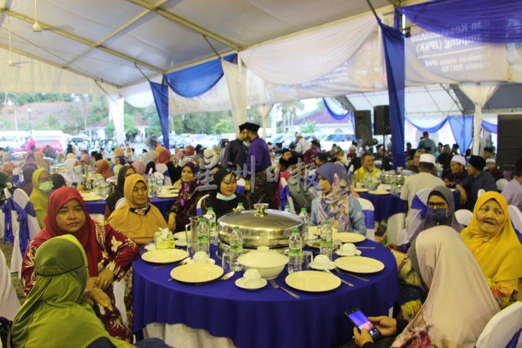 元首与元首后在劳勿逾千民众一起开斋