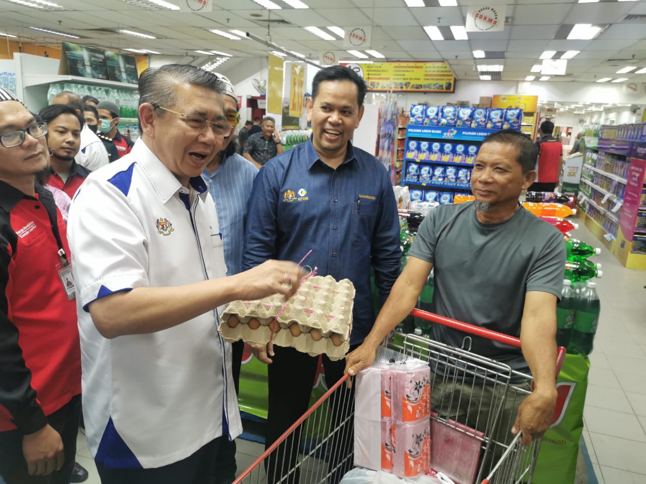 全国:国内贸易及生活费部长拿督斯里沙拉胡丁指出,目前全国大约有15家霸级市场参与“爱心促销”(jualan rahmah)活动,让B40群体每次购物可以节省10至20令吉。