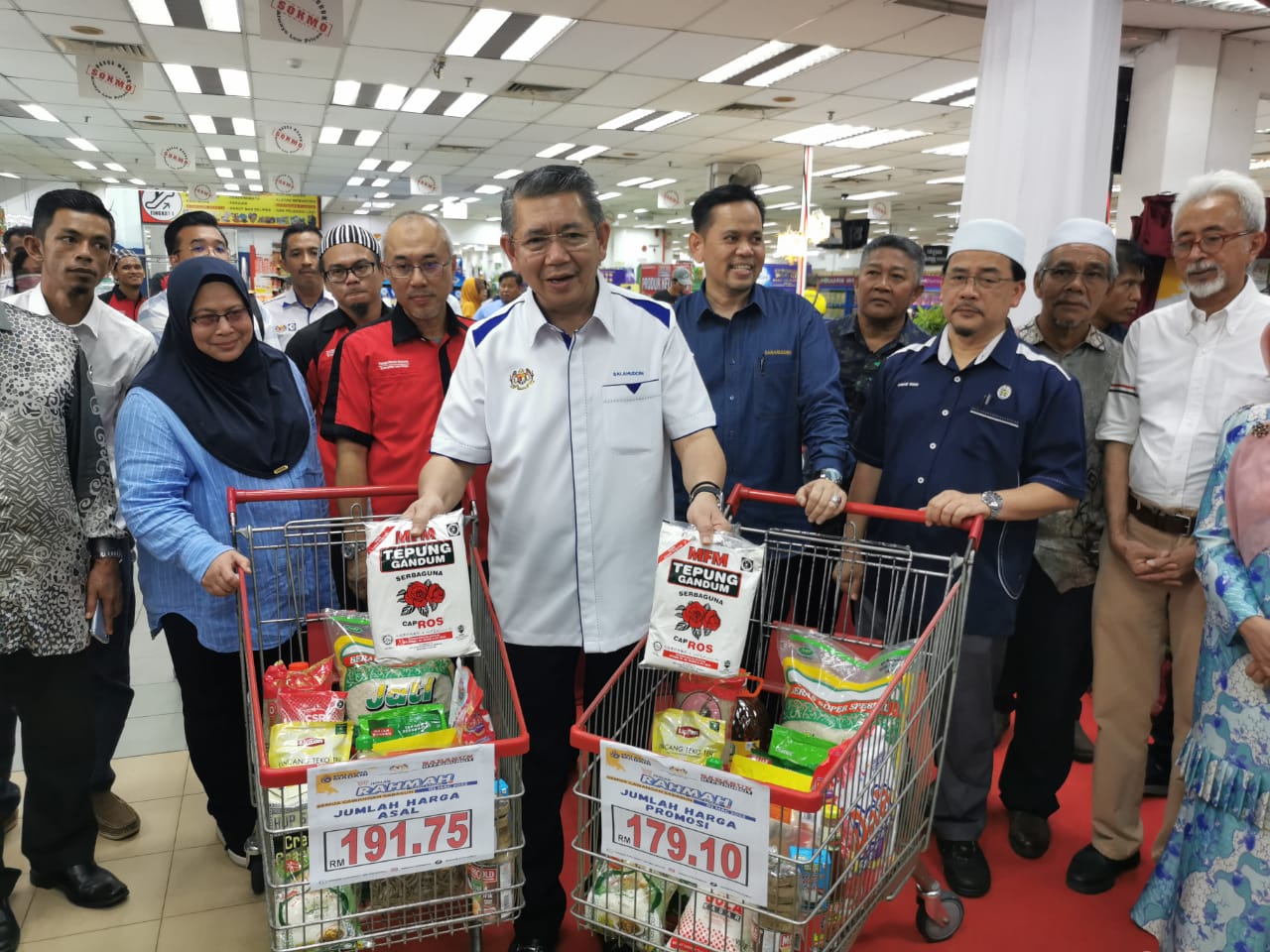 全国:国内贸易及生活费部长拿督斯里沙拉胡丁指出,目前全国大约有15家霸级市场参与“爱心促销”(jualan rahmah)活动,让B40群体每次购物可以节省10至20令吉。