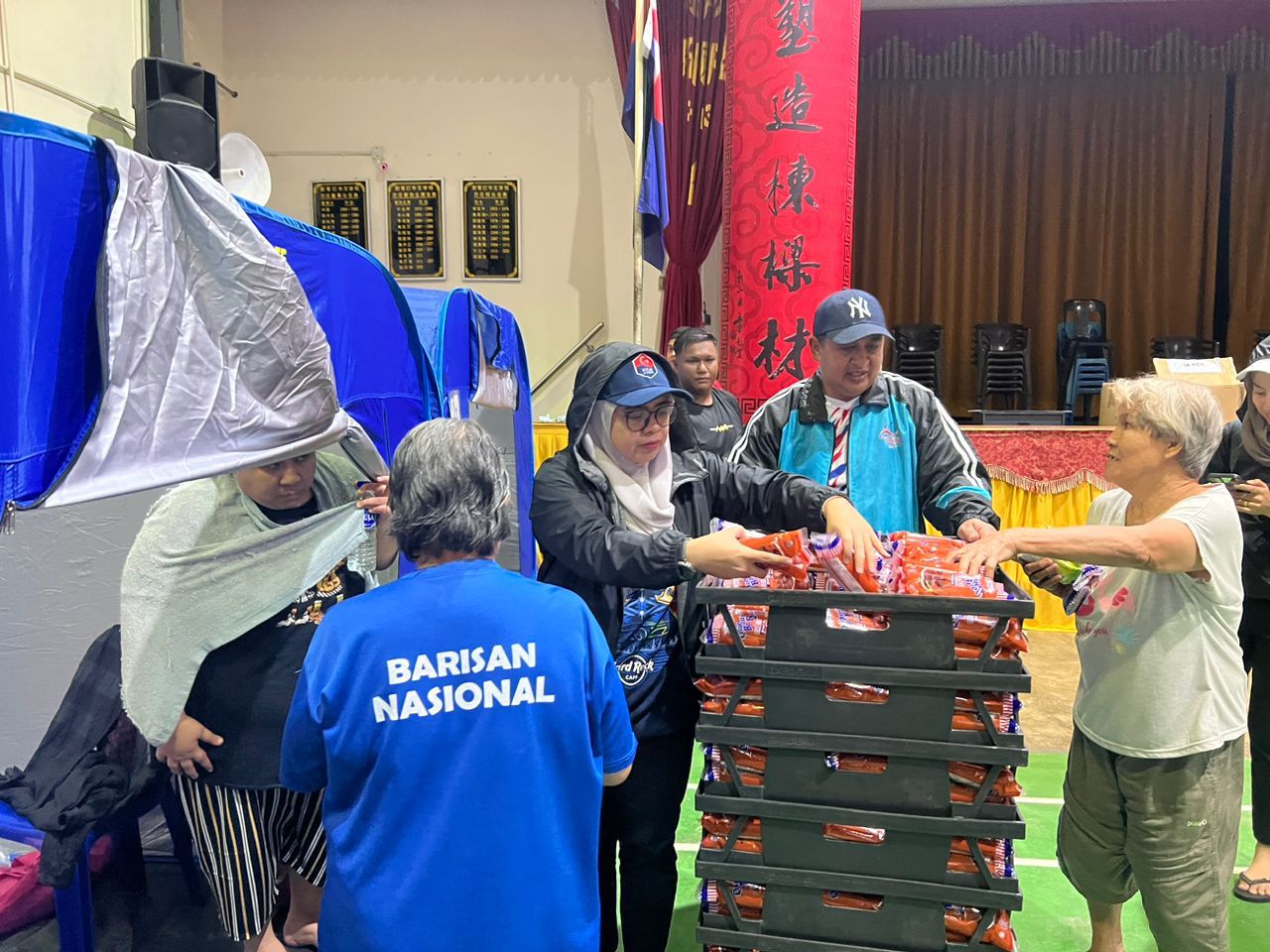 全国:新闻:柔8国中SPM考生困水灾灾区无法应考,127考生换考场