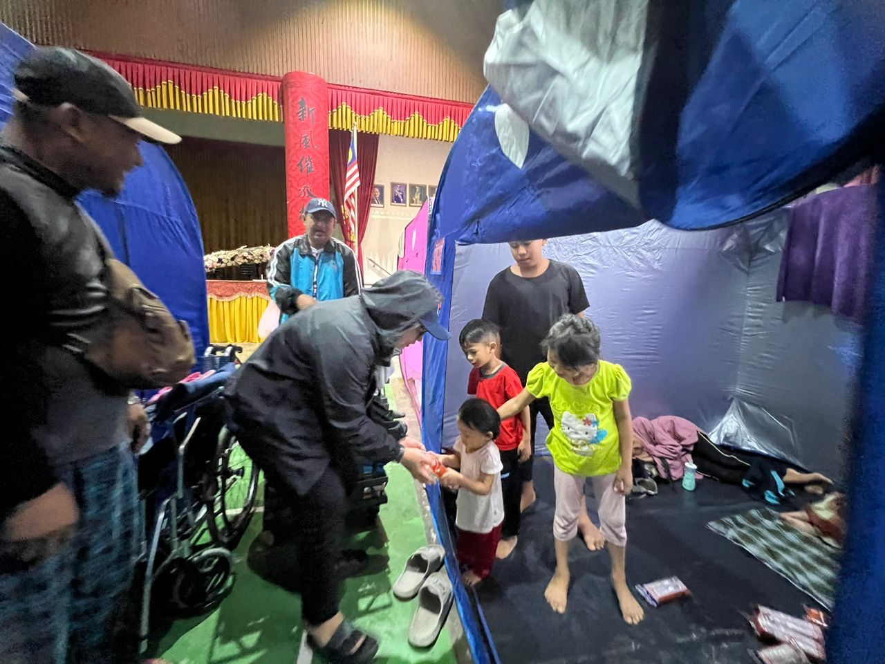 全国:新闻:柔8国中SPM考生困水灾灾区无法应考,127考生换考场