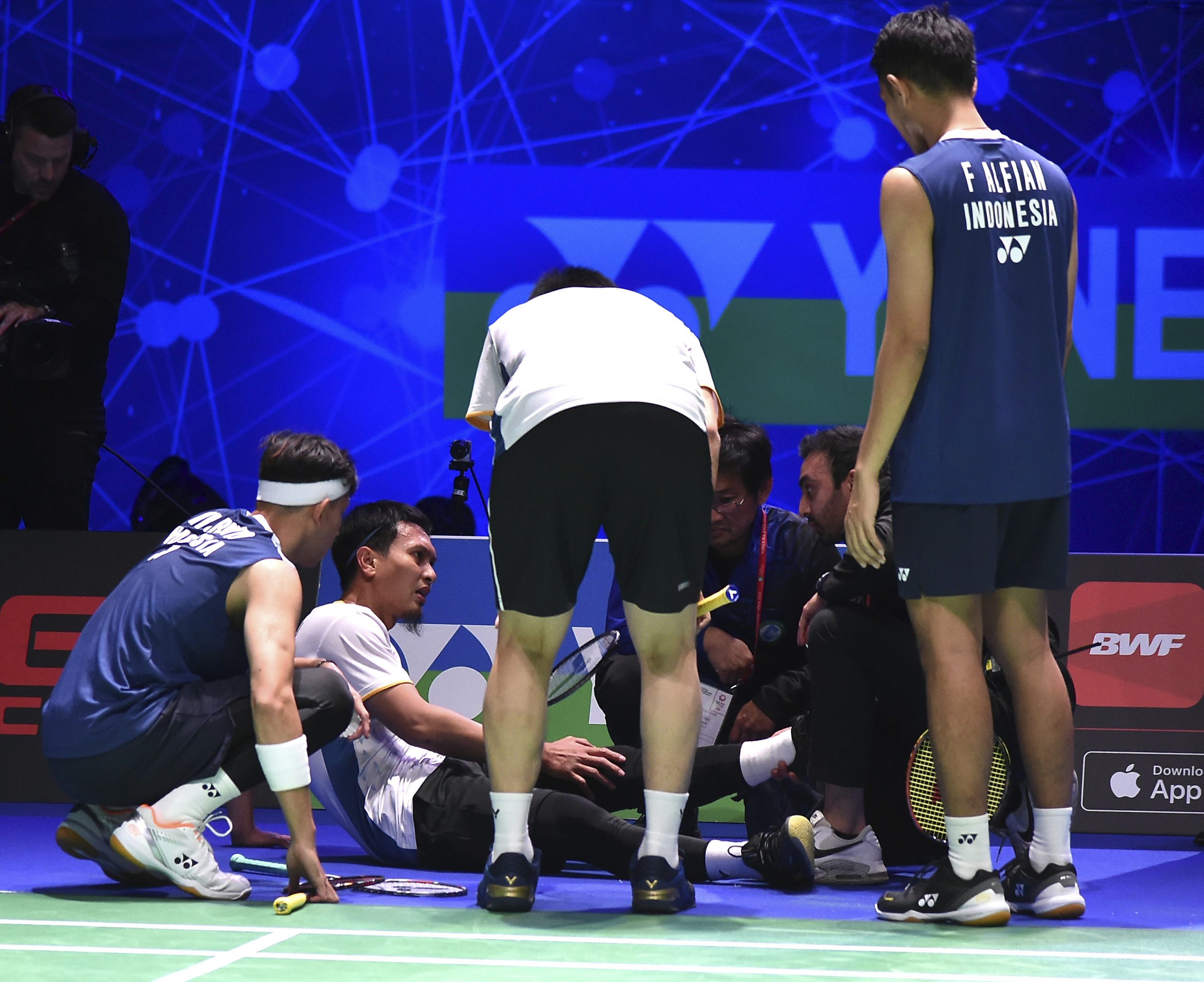 全英赛|膝盖重伤仍坚持打完最后一分  阿山体育精神感动全场