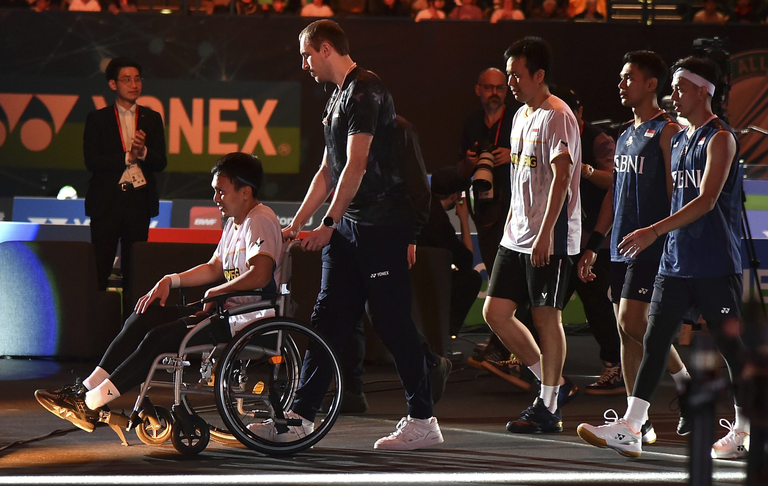 全英赛|膝盖重伤仍坚持打完最后一分  阿山体育精神感动全场