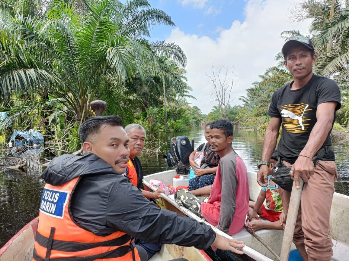 彭州水灾重灾区——云冰县在历经两周的水灾侵袭后，于今早宣布结束水灾周期，全数疏散中心皆已关闭，灾黎也获准回家。