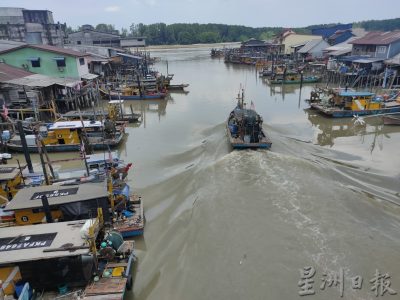 凌晨雷电交加 十八丁大部份渔民不出海