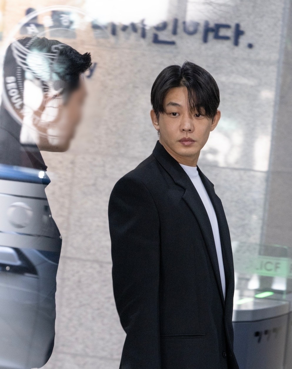 刘亚仁染毒躲52天现身警局道歉  脸色憔悴称反省中