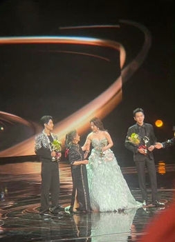 刘亦菲流出未修图 遭酸“肥孔雀”