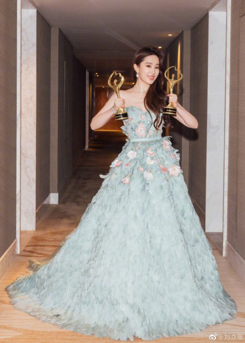 刘亦菲流出未修图 遭酸“肥孔雀”