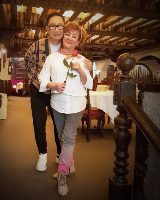  刘培基晒合照 68岁冯宝宝久违现身