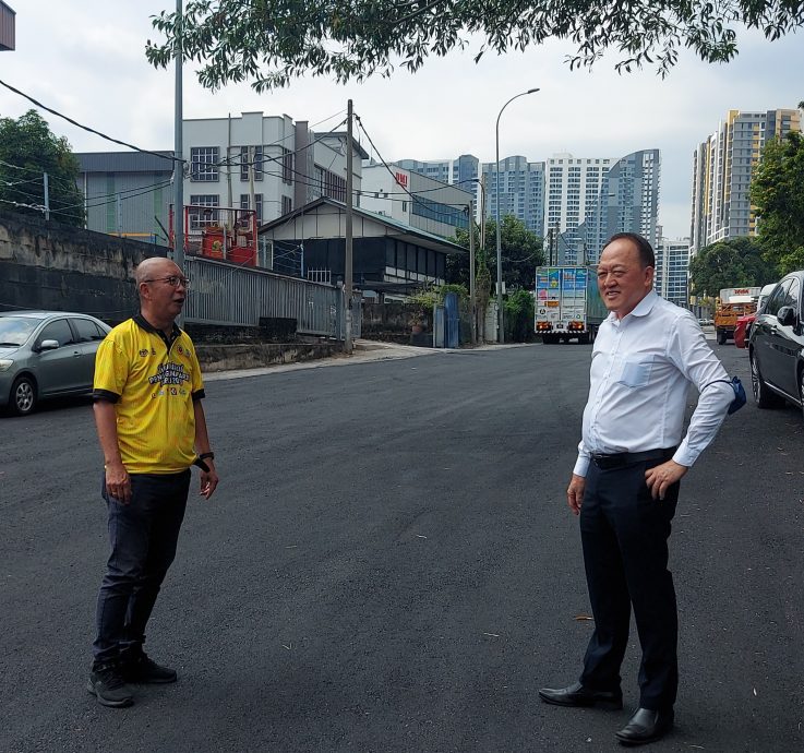 副文-大都会/出资4万修路,不够24小时又破损/3图