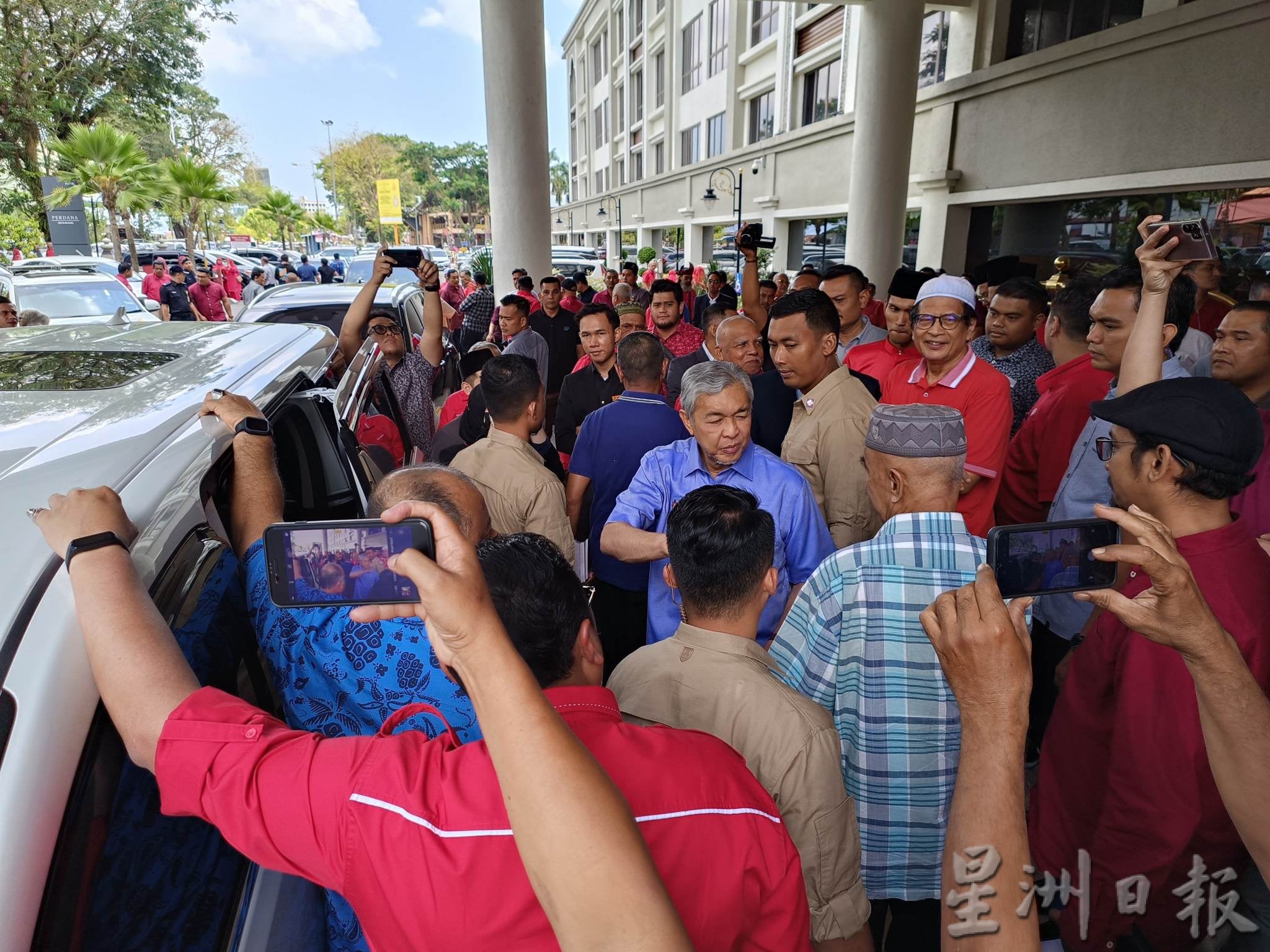 副首相即巫统主席拿督斯里阿末扎希恳请吉兰丹州选民,在即将来临的州选举给予巫统5年的机会,重新执政吉兰丹。