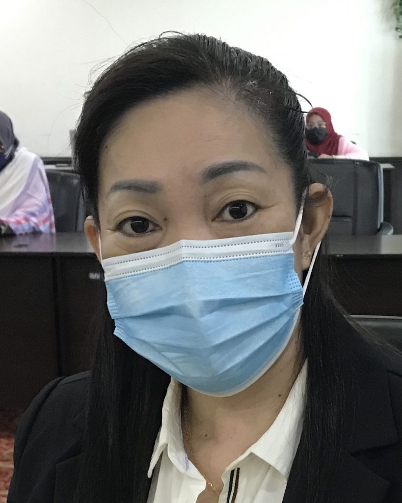 加高铁丝网挡球 居民不再忧高球乱窜