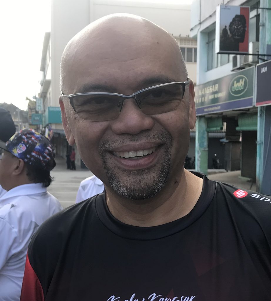 加高铁丝网挡球 居民不再忧高球乱窜