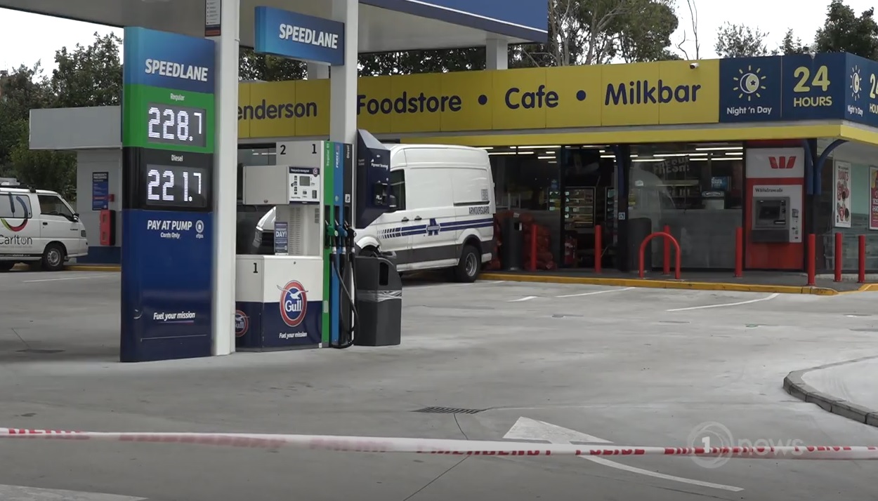 劫运钞车不遂与警驳火 匪开车进警局遭击毙