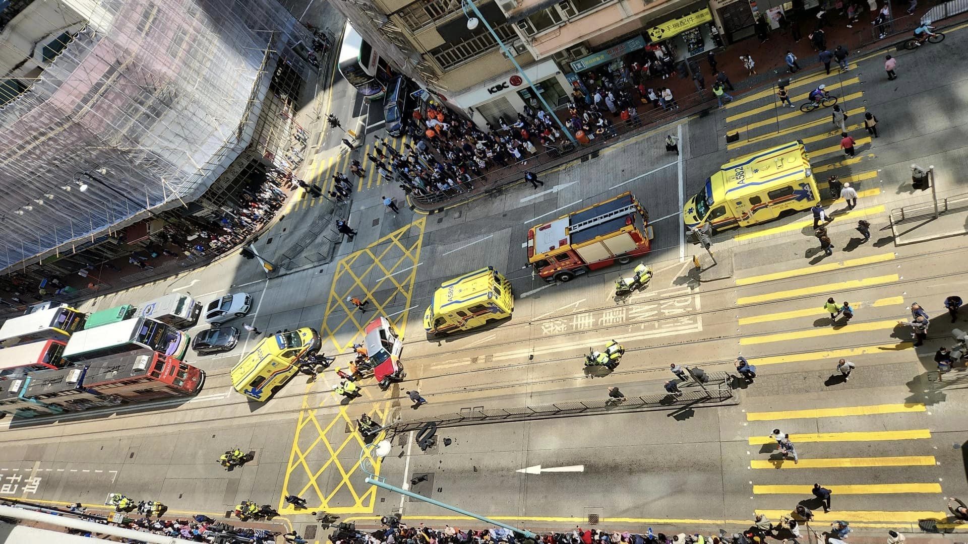 北角炮台山道的士落斜“打保龄”撞4途人2人昏迷